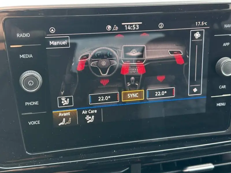 Écran tactile du tableau de bord du Volkswagen T-Roc 2025 montrant le réglage manuel de la climatisation à 22°C.