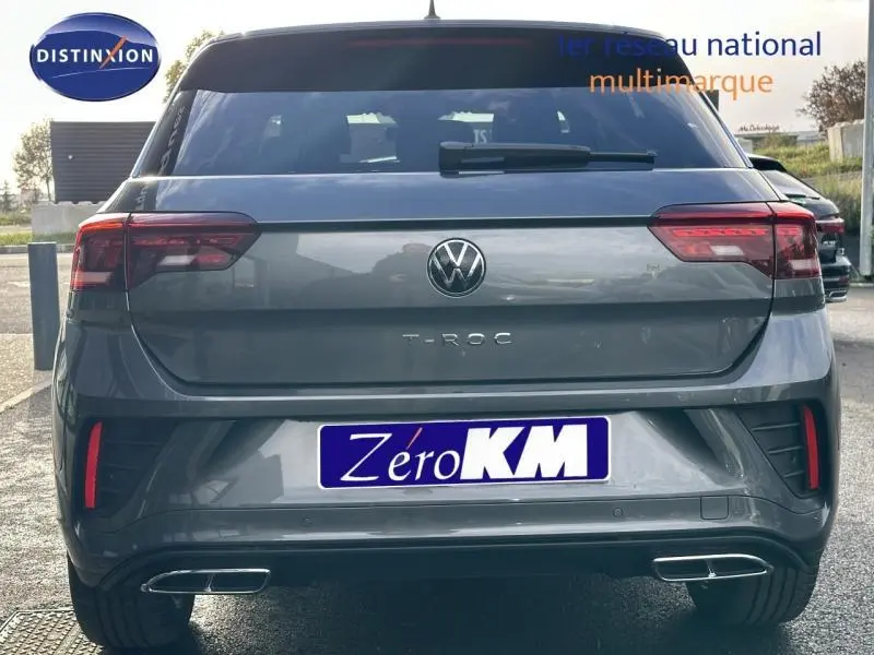 Vue arrière d'un Volkswagen T-Roc gris 2025 avec feux LED et double sortie d'échappement intégrée, finition R-Line Edition.