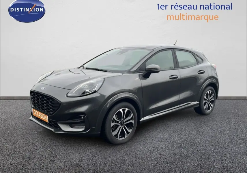 Ford Puma 2024 gris magnétique en 3/4 avant droit, avec jantes alliage et calandre noire distinctive.