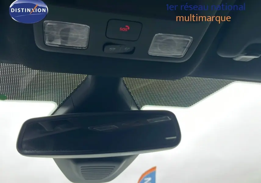 Rétroviseur intérieur avec commandes SOS et éclairages intégrés dans un Ford Puma gris magnétique 2024.