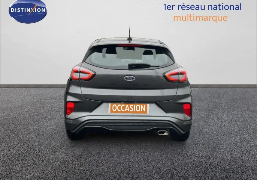 Vue arrière d'un Ford Puma gris magnétique 2024 avec feux LED et sortie d'échappement chromée visible.