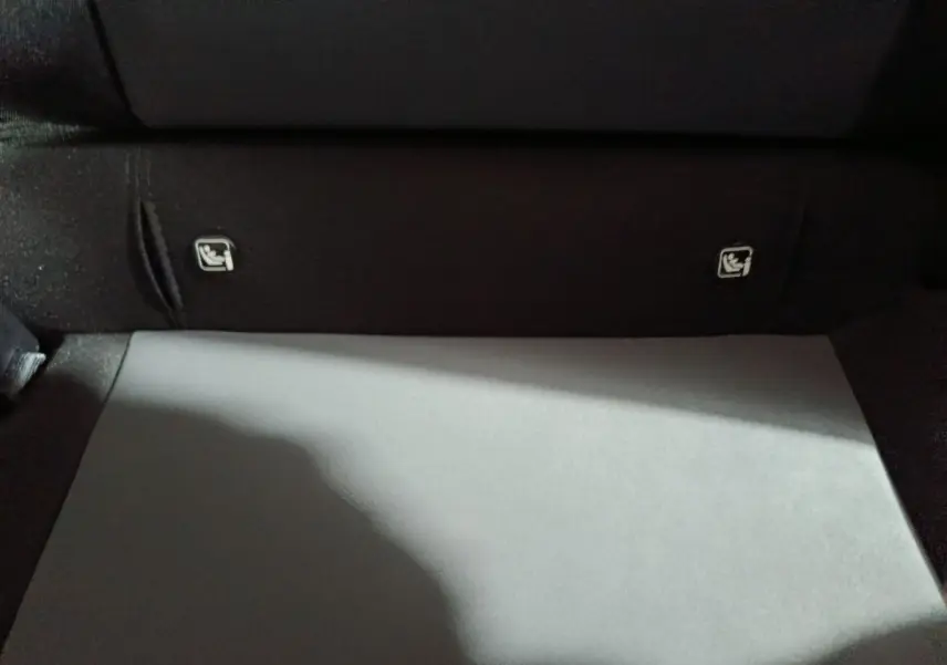 Vue rapprochée du coffre de la Dacia Sandero Extreme+ 2024, montrant les fixations Isofix sur la banquette arrière.