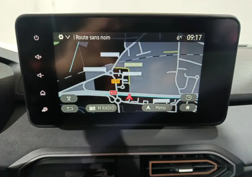 Écran tactile central 8 pouces du tableau de bord de la Dacia Sandero Extreme+ TCe 110 bleu, affichant la navigation GPS.