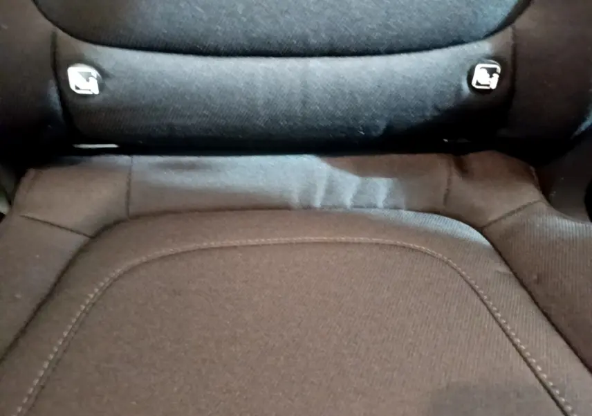 Gros plan sur l'assise arrière noire du Hyundai Tucson 2022 avec attaches Isofix visibles sur le dossier.