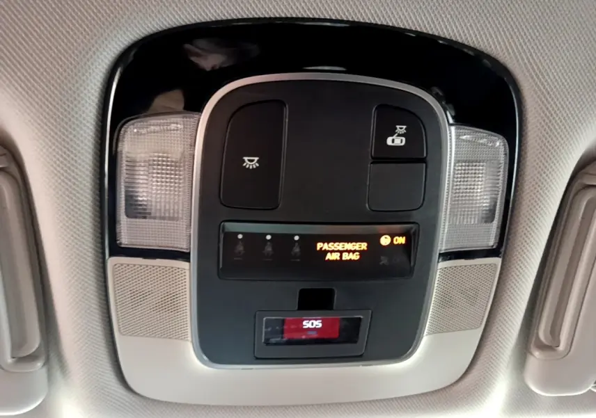 Plafonnier intérieur avec commandes d’éclairage et affichage airbag passager allumé dans un Hyundai Tucson 2022 gris foncé.
