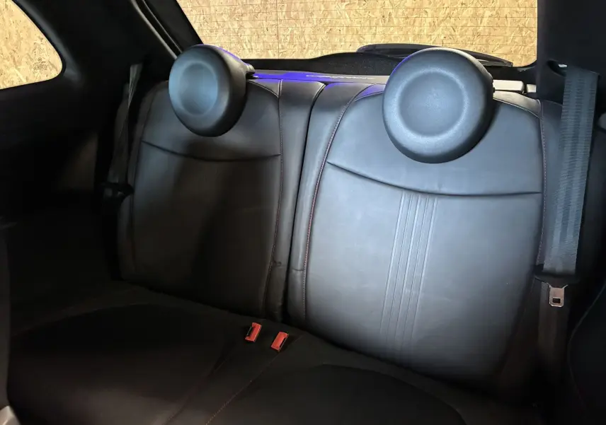 Vue intérieure des sièges arrière en cuir noir de l'Abarth 500 Competizione 2016, avec appuie-têtes ronds.