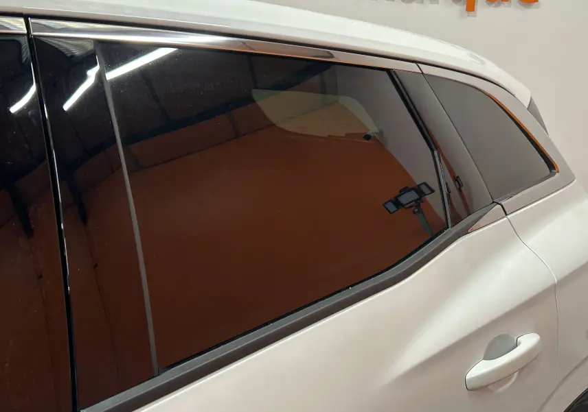 Vue latérale droite du Renault Austral blanc nacré, mettant en valeur la teinte nacrée et la vitre arrière teintée.