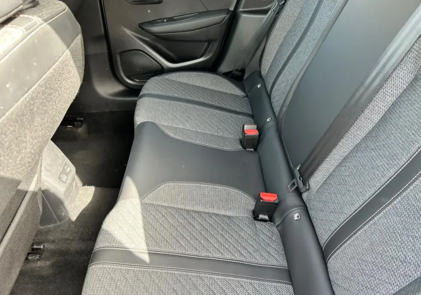 Vue intérieure côté droit des sièges arrière gris et tissu du Peugeot 208 Hybrid 110 e-DCS6 Allure 2024.