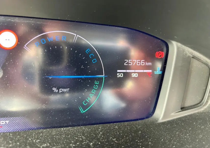 Tableau de bord numérique du Peugeot 208 Hybrid 110 e-DCS6 Allure 2024 montrant l'indicateur de puissance et le compteur kilométrique.