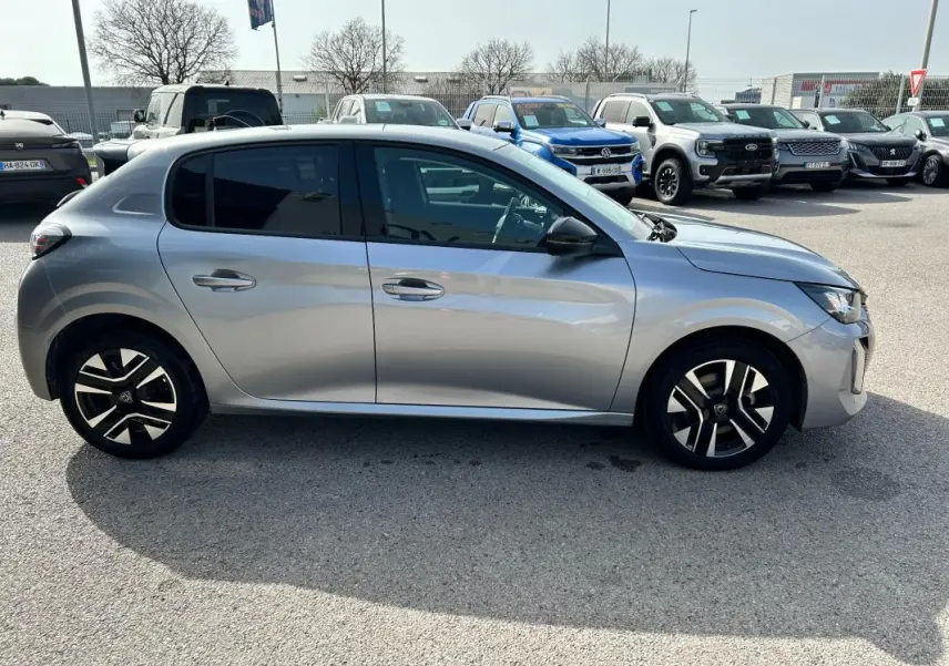 Peugeot 208 Hybrid 110 e-DCS6 Allure gris vue de profil côté gauche, avec jantes alliage distinctives.