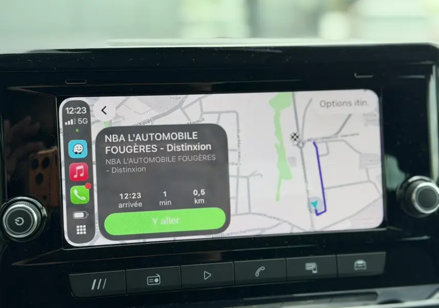 Écran tactile du système de navigation du SEAT Arona affichant un itinéraire avec options et applications connectées.