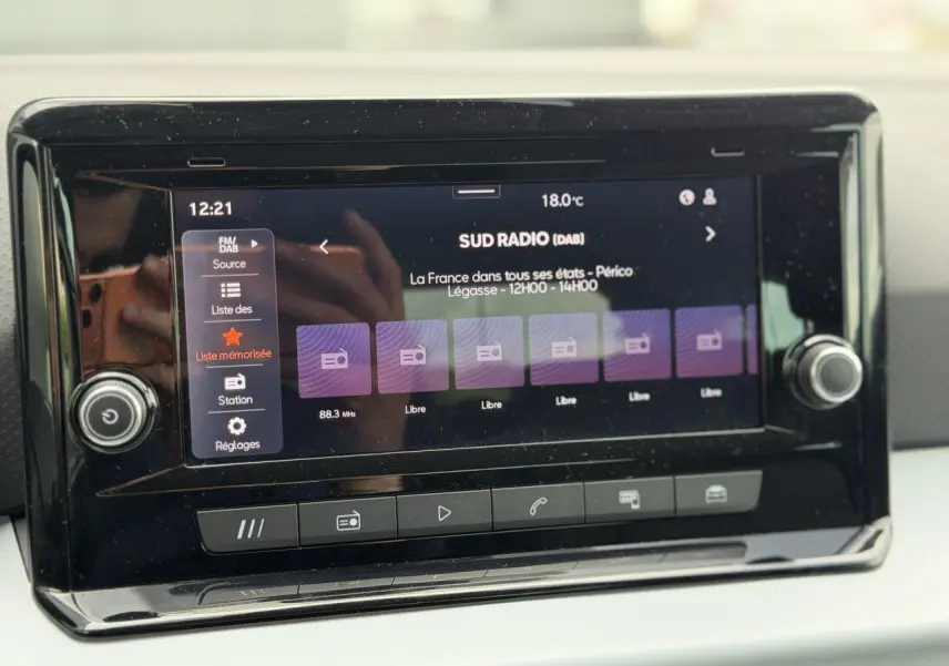 Écran tactile central du système MediaSystem+ du SEAT Arona 2025, affichant la radio numérique DAB.