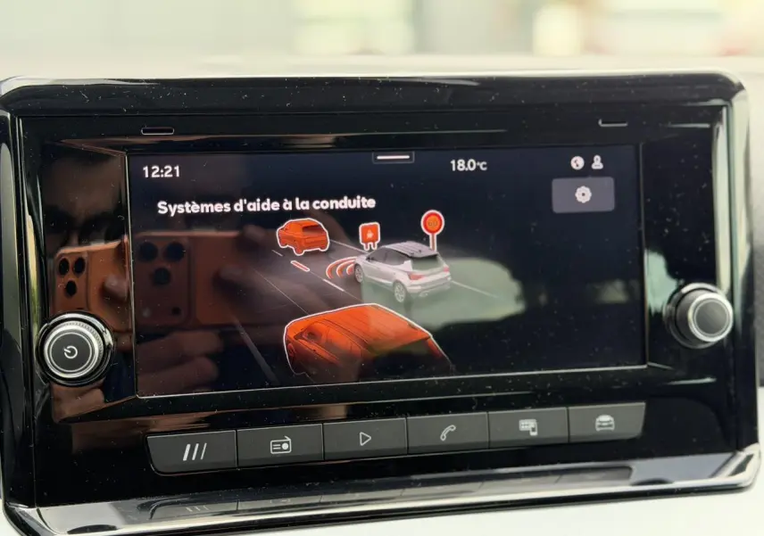 Écran tactile du système d'info-divertissement du SEAT Arona montrant l'aide à la conduite, vue intérieure centrale.