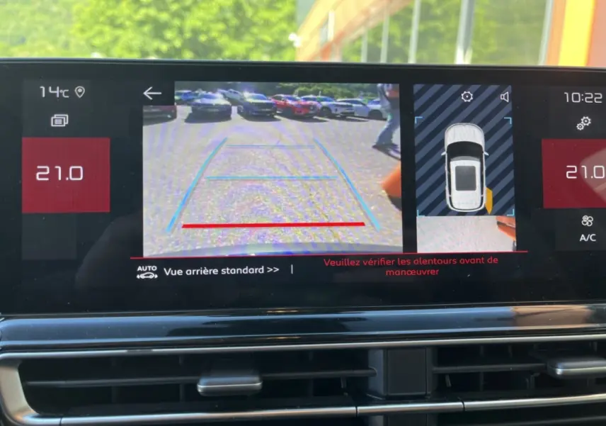 Écran intérieur du Citroën C5 Aircross Bleu Eclipse 2025 montrant la caméra de recul et l'alerte d'angle mort.