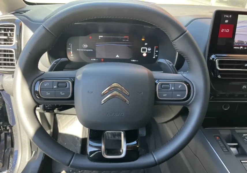 Vue rapprochée du volant cuir multifonctions et du tableau de bord numérique du Citroën C5 Aircross Bleu Eclipse 2025.