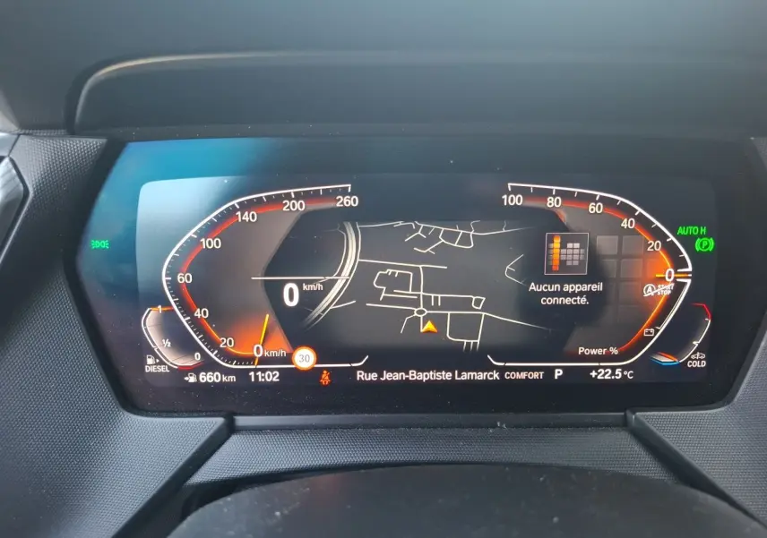 Tableau de bord numérique de BMW Série 1 118D M Sport, affichant la navigation et la vitesse à 0 km/h.