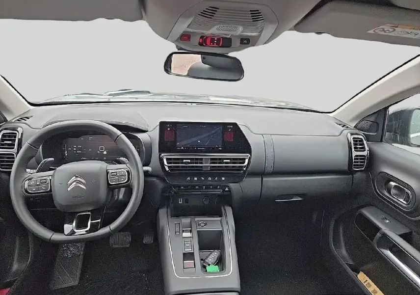 Vue intérieure avant du Citroën C5 Aircross gris 2025, tableau de bord moderne avec écran tactile et volant multifonction cuir.