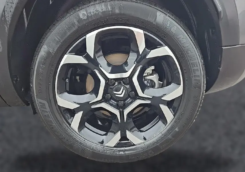Gros plan sur la jante alliage noire et argentée du Citroën C5 Aircross gris, pneu Michelin visible.