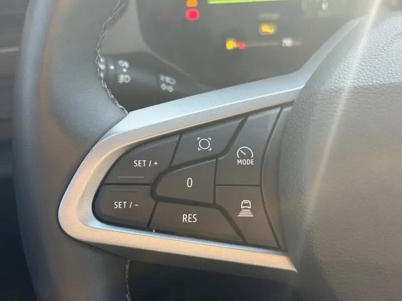 Gros plan sur les commandes multifonctions à gauche du volant du Dacia Bigster gris Schiste, boutons de régulateur et mode.