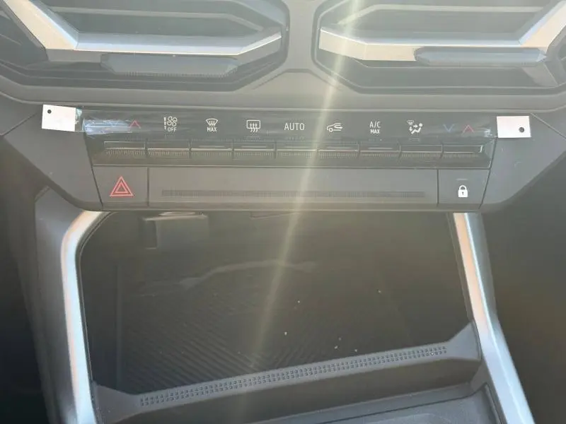 Vue rapprochée de la console centrale du Dacia Bigster gris schiste, montrant les commandes climatisation et boutons multifonctions.