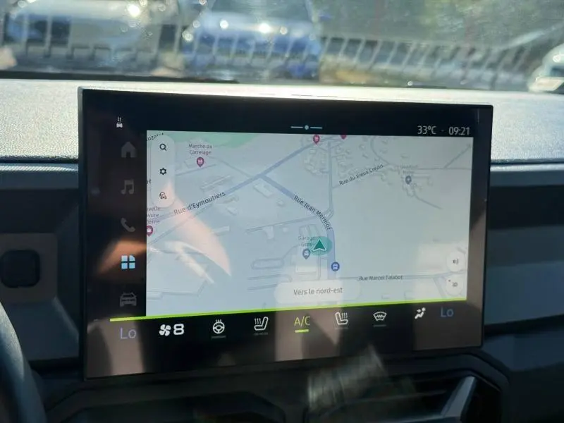 Écran tactile central affichant la navigation GPS dans l'habitacle du Dacia Bigster gris Schiste.