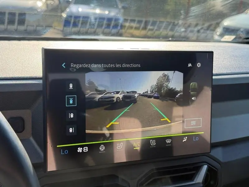 Écran tactile intérieur du Dacia Bigster 2025 affichant la caméra de recul avec vue arrière en plein jour.