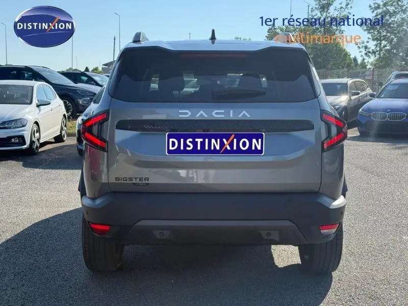 Vue arrière du Dacia Bigster gris schiste 2025 avec feux LED caractéristiques et logo DACIA lumineux.