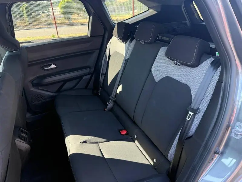 Vue latérale droite de la banquette arrière noire et grise du Dacia Bigster 2025, avec appuie-têtes et ceintures visibles.