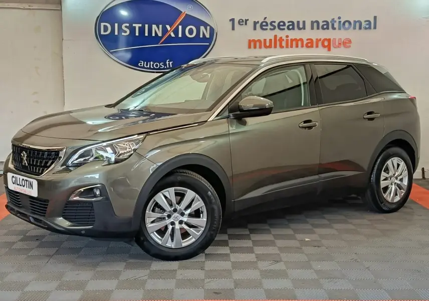 Peugeot 3008 gris foncé vue de profil côté gauche, avec jantes alliage et calandre distinctive au showroom.