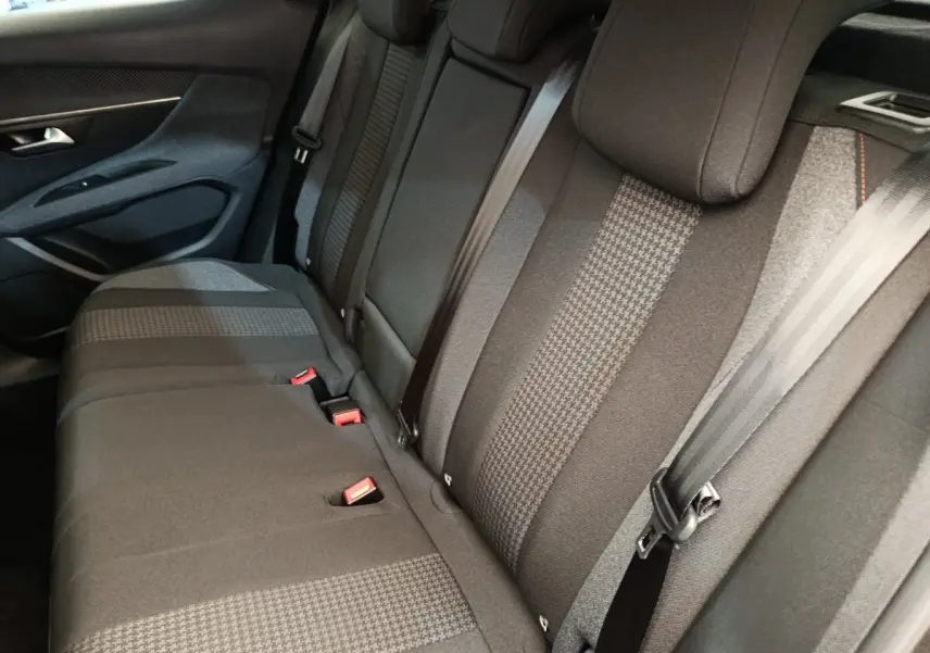 Vue côté droit de la banquette arrière grise du Peugeot 3008 2020 avec ceintures et appuie-têtes intégrés.