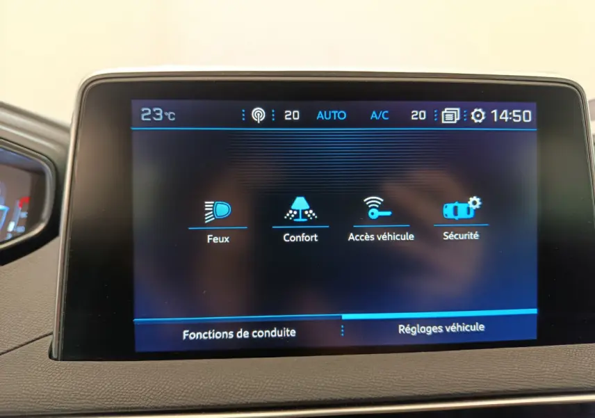 Écran tactile central du Peugeot 3008 gris foncé, affichant les réglages de conduite et sécurité.