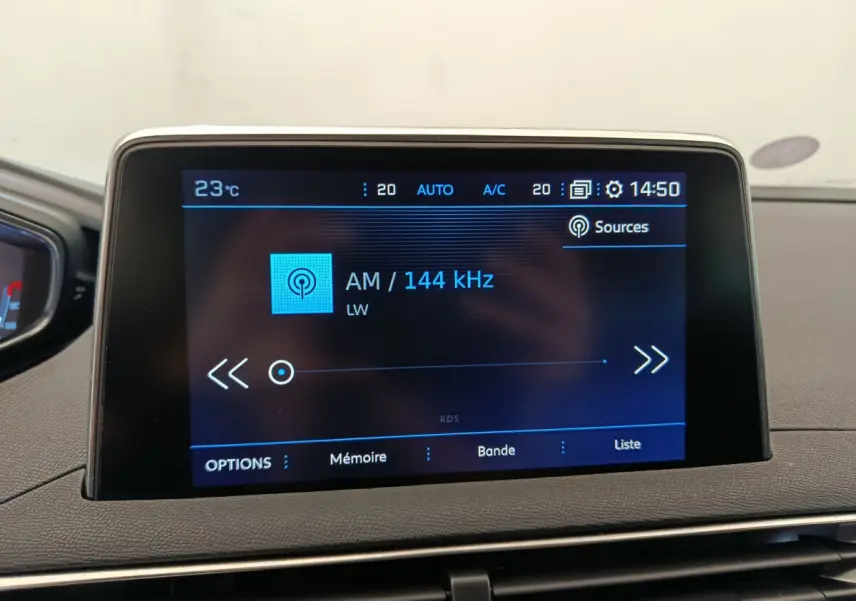 Écran tactile central du Peugeot 3008 gris foncé affichant la radio AM à 144 kHz en intérieur véhicule.