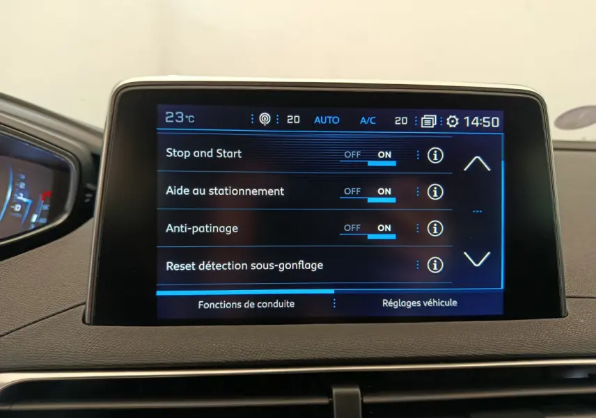 Écran tactile central du Peugeot 3008 gris foncé affichant les réglages d'aide à la conduite et climatisation.