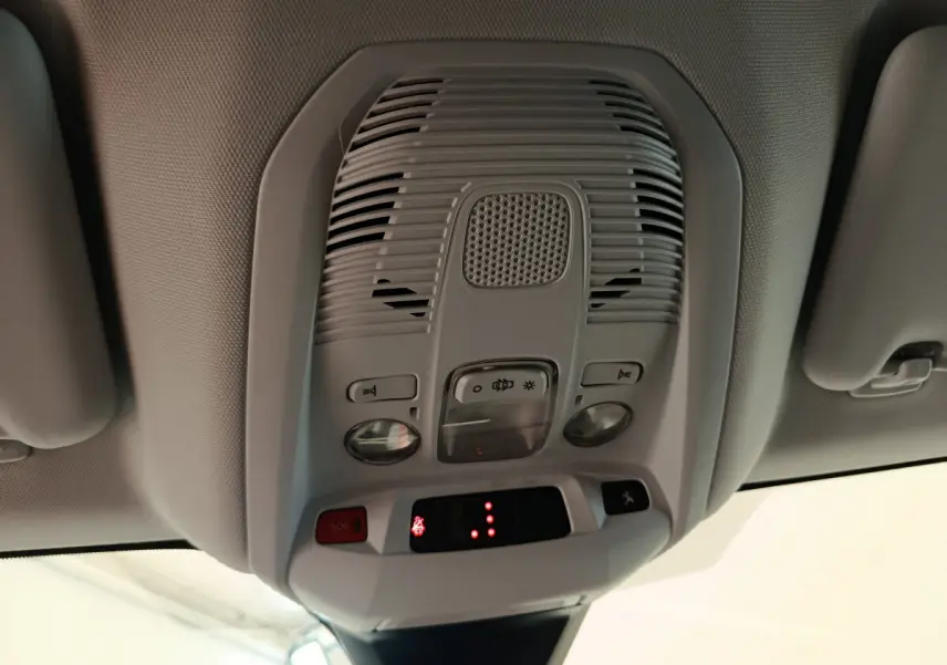 Vue en contre-plongée du plafonnier gris clair avec commandes d'éclairage et bouton SOS dans un Peugeot 3008 2020.