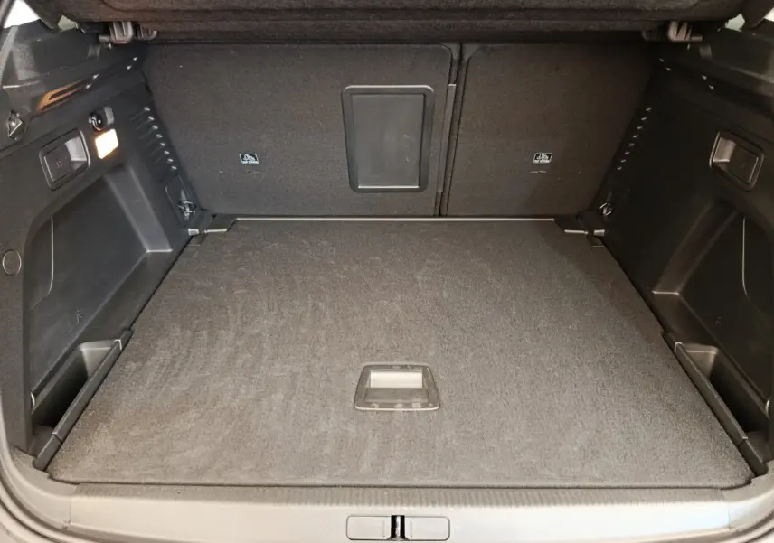 Coffre spacieux gris foncé du Peugeot 3008 Puretech 130 S&S Active Business, vue intérieure depuis l'arrière ouverte.
