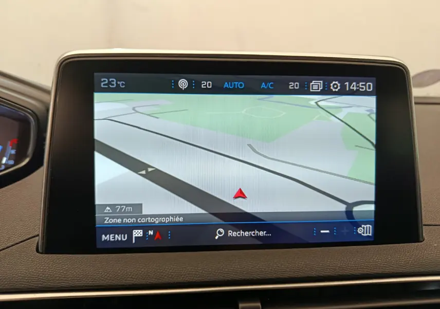 Écran tactile central du tableau de bord du Peugeot 3008 2020 affichant la navigation GPS en intérieur.