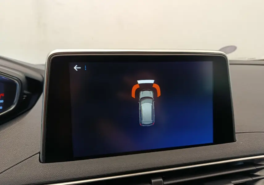 Écran tactile central du Peugeot 3008 gris foncé affichant l'alerte de proximité avant en intérieur.