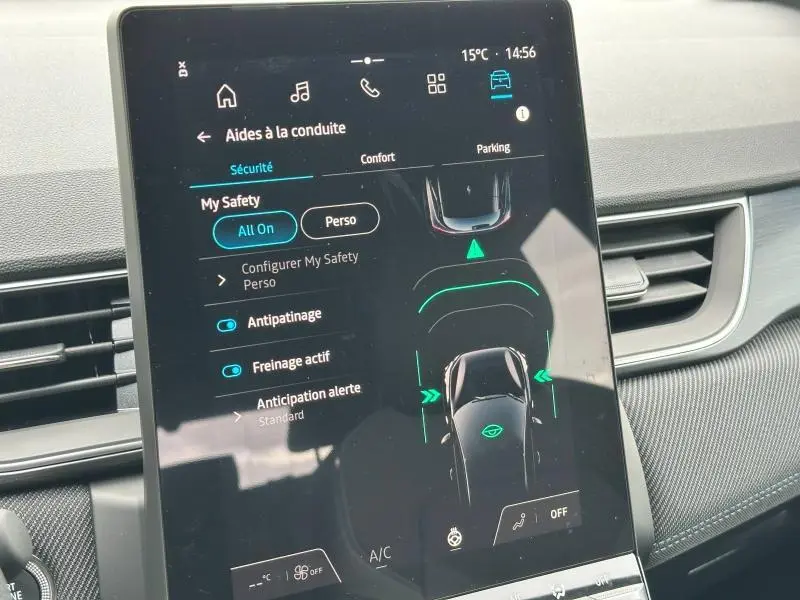 Écran tactile central du Renault Captur 2025 affichant les aides à la conduite avec interface moderne et design intérieur gris.