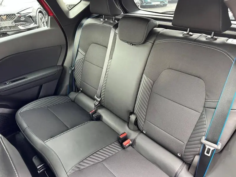 Banquette arrière vue côté gauche du Renault Captur 2025 esprit Alpine avec sellerie noire et surpiqûres bleues.