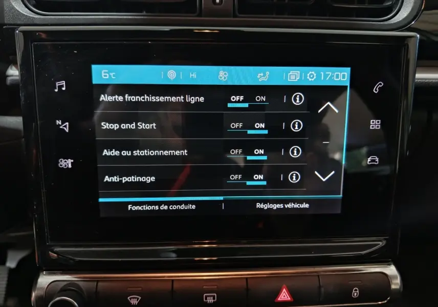 Écran tactile central de la Citroën C3 gris foncé 2024 affichant les réglages d’aides à la conduite.