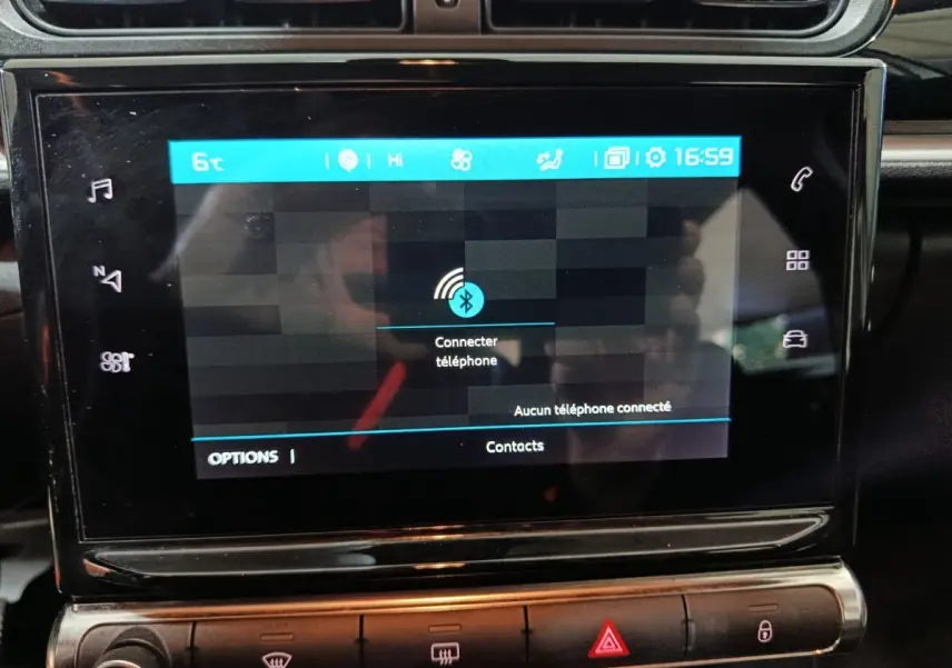 Écran tactile central de la Citroën C3 2024 gris foncé, affichant la connexion Bluetooth au téléphone.