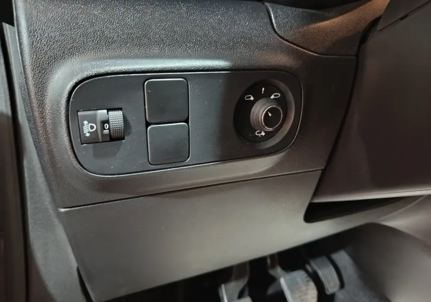 Gros plan sur les commandes d’éclairage et réglage des rétroviseurs côté gauche d’une Citroën C3 gris foncé 2024.