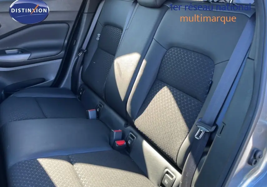 Vue intérieure de la banquette arrière en cuir noir du Nissan Juke Hybrid 2024, côté droit avec ceinture de sécurité visible.