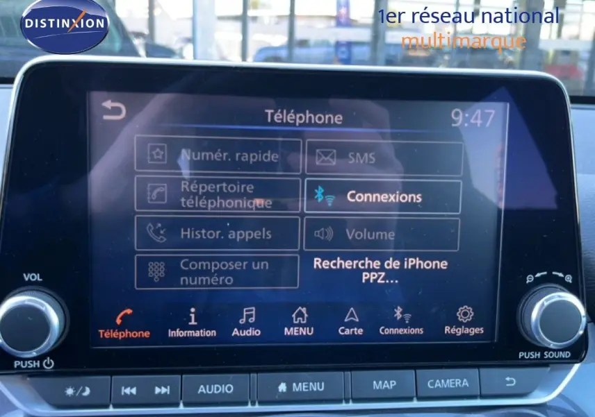 Écran tactile central du Nissan Juke Hybrid 2024 affichant le menu téléphone avec options de connexion Bluetooth.