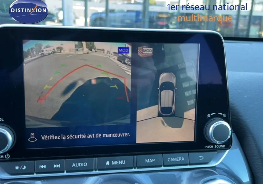 Écran intérieur de la Nissan Juke Hybrid 2024 montrant la caméra de recul et la vue à 360° en stationnement.