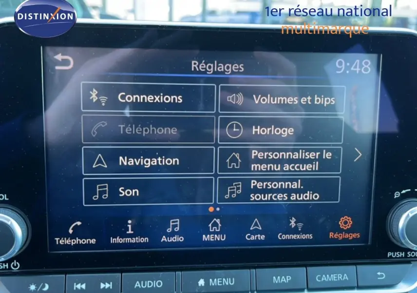 Écran tactile de la console centrale du Nissan Juke 2024 affichant le menu Réglages, vue rapprochée.