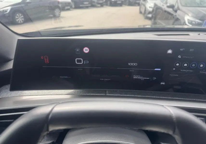 Vue intérieure du cockpit numérique du Peugeot 5008 Hybrid noir, affichant la vitesse, la consommation et la navigation.