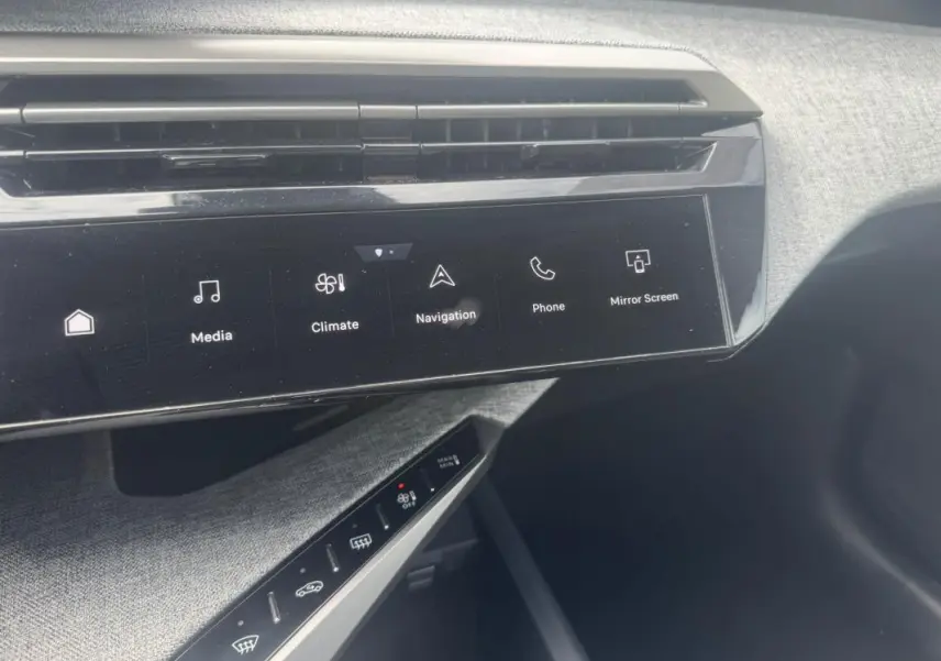 Détail de la console centrale tactile du Peugeot 5008 noir, avec commandes climatisation et multimédia visibles.
