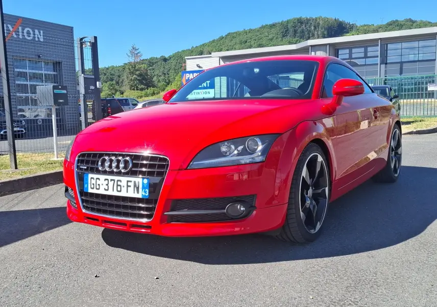 Audi TT 3.2 V6 Quattro rouge vue 3/4 avant droit, avec jantes alliage noires et calandre chromée.