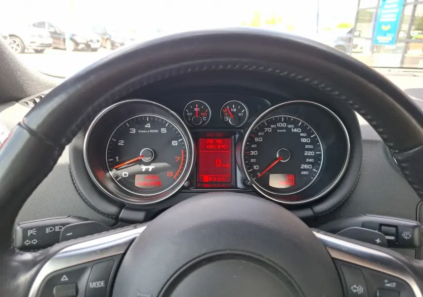 Vue intérieure du tableau de bord de l'Audi TT 3.2 V6 Quattro 2007, avec compte-tours, compteur et palettes au volant visibles.
